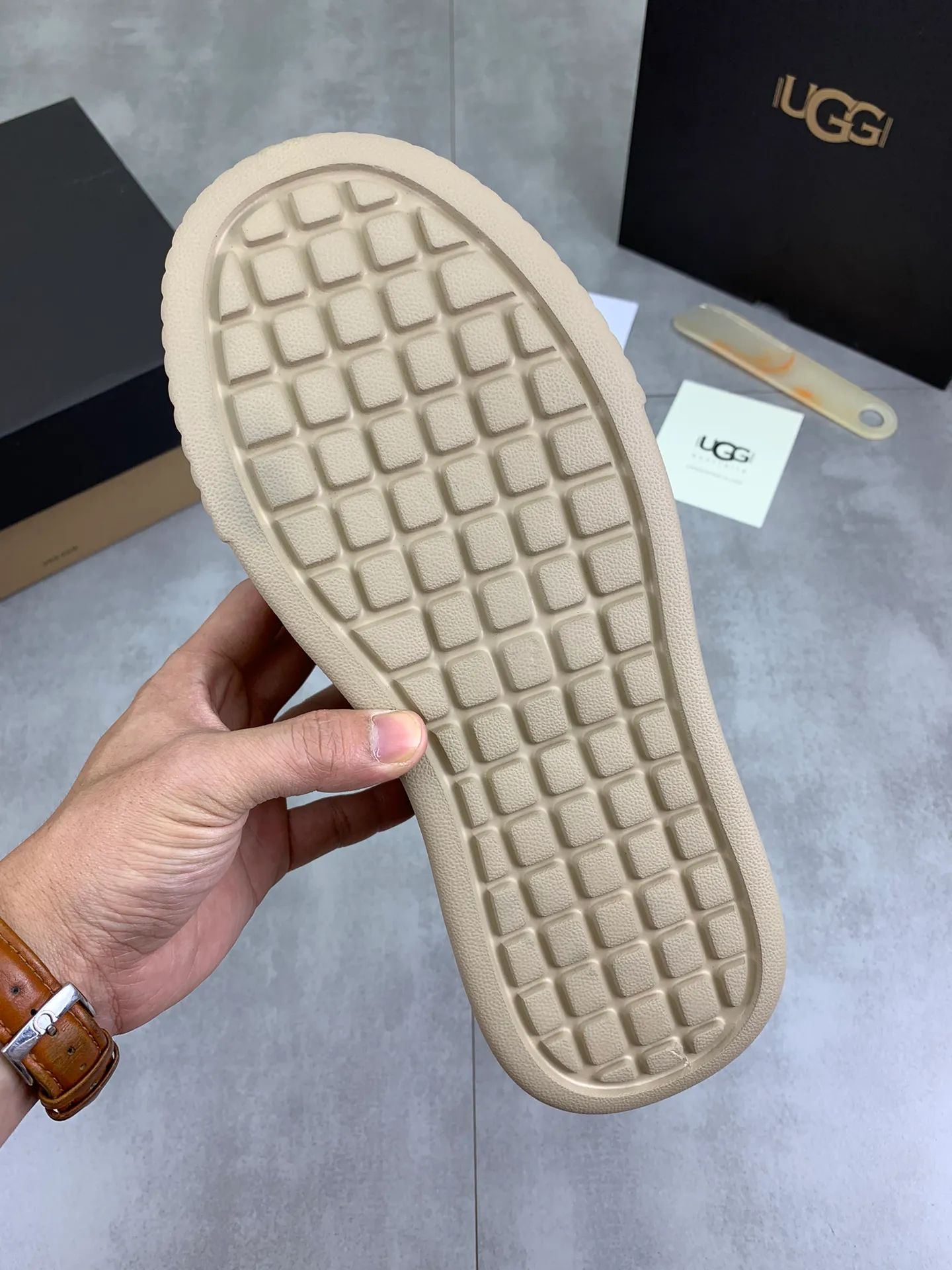 Men's shoes 💰P640 [New style] 💰 🆘 "Real wool" [UGG] 👉The popular men's shoes are synchronized with the official website 🔰The quality of the genuine products [satisfied] is not comparable to the imitations in the general market 🌀The upper is imported Italian frosted cowhide, and the lining is: foot pad 🅰️ grade 🐑Real wool👻Only Grade A can show the effect The hand feels smooth and delicate 🔱The shoe shape is grand, only genuine manufacturers can achieve it 🎄The perfect toughness of the original outsole 👻⬛️ can allow customers to bid farewell to one-time consumption. Real wool lining, super warm. Available in brown or gray. Number of yards: 39-44